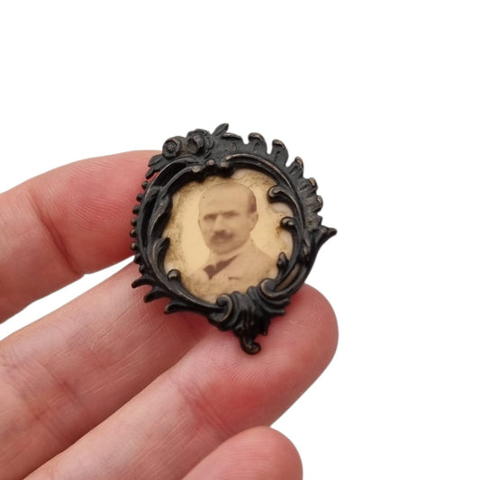Broche antiguo Art Nouveau de joyería sentimental y de luto con retrato fotográfico, Europa, ca. 1900–1920