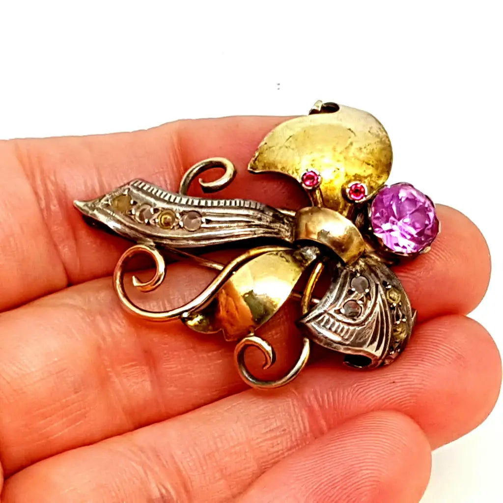 Broche de plata art deco rosa francesa con zafiros y rubí miras oro.