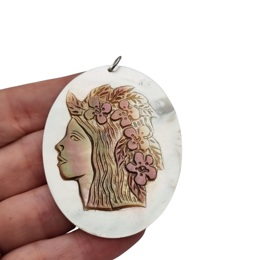 Colgante de nácar tallado contemporáneo siglo XX, perfil femenino en relieve