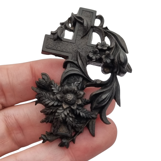 Broche de luto victoriano en vulcanita, cruz con hiedra y flores, Inglaterra, circa 1880-1900