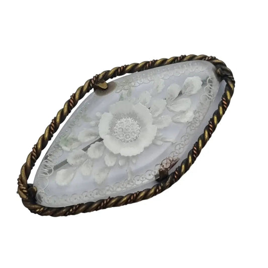 Broche vintage con flores blancas y transparentes talladas para la solapa.