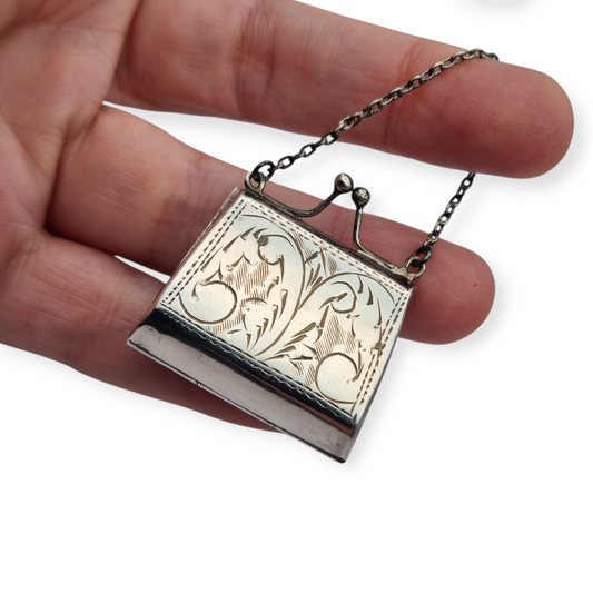 Monedero antiguo en plata 925 con cadena y grabado vegetal, años 60.