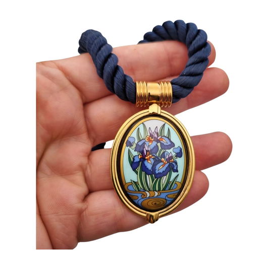Collar con colgante de iris de Michaela Frey Wien esmaltado con cordón azul, circa 1980