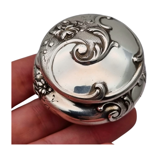 Art Nouveau pill box, 950 silver, Cardeilhac Paris, Minerva 1 hallmark, Circa 1890-1910