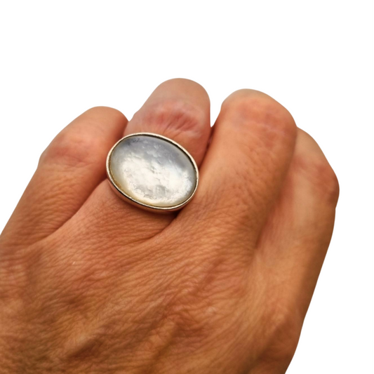 Boho style designer ring in silver and mother-of-pearl signed Athena, Europe 90s