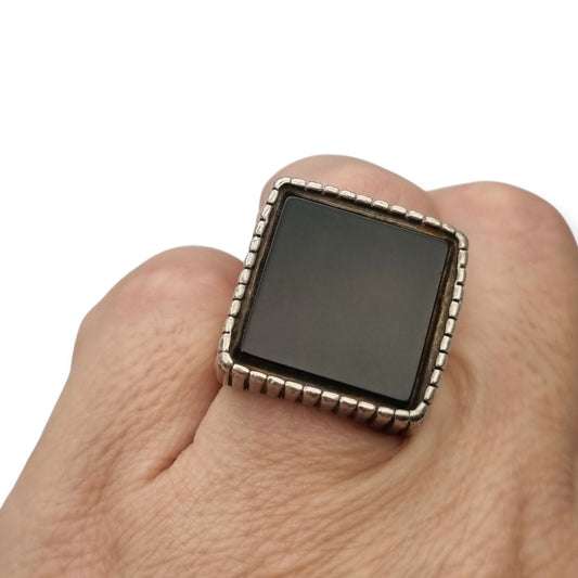 Anillo geométrico vintage italiano de plata 925 con gran ónix negro cuadrado, circa 1980-90