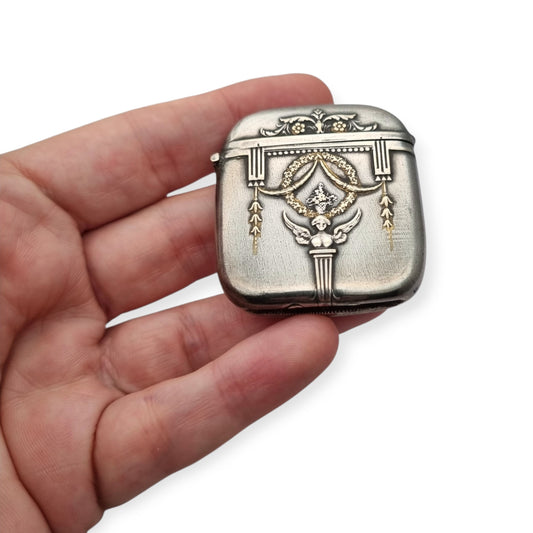 Cerillero de bolsillo Belle Époque en metal plateado, estilo neoclásico circa 1890–1920