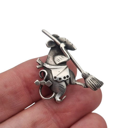 Broche de plata figurativo de la Ratita Presumida con escoba, España circa 1980