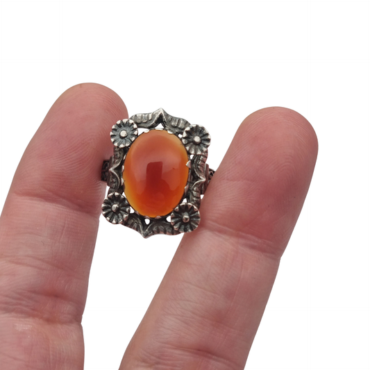 Anillo antiguo Art Déco de plata y cornalina con decoración floral, Francia años 50