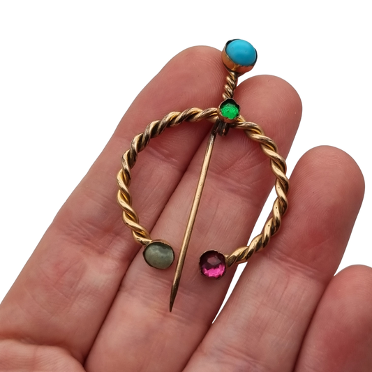 Broche historicista fíbula penanular en metal dorado, fabricación artesanal, ca. 1940–1960