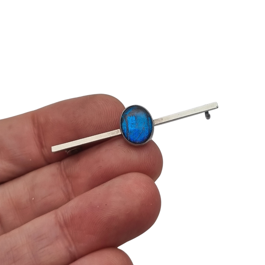 Broche antiguo de plata con cabujón azul ovalado, diseño minimalista siglo XX
