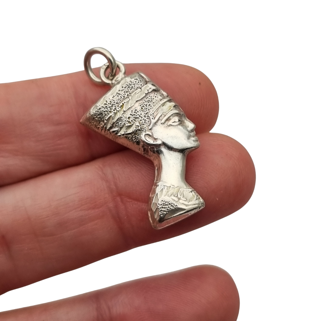 Colgante vintage de Nefertiti en plata, inspiración egipcia, siglo XX