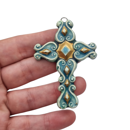 Colgante cruz esmaltada azul y dorado Francia años 60 cerámica vitrificada