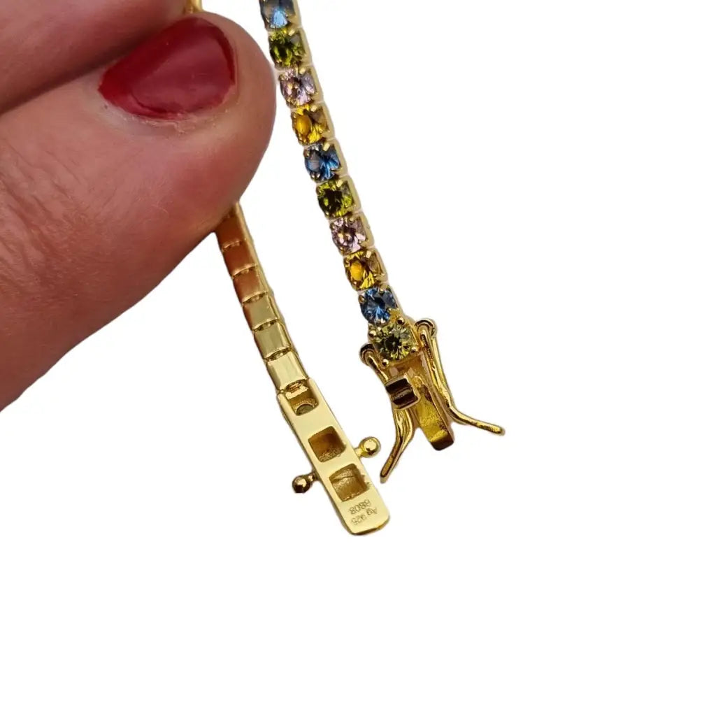 Pulsera para mujer de plata dorada y piedras colores brillantes.