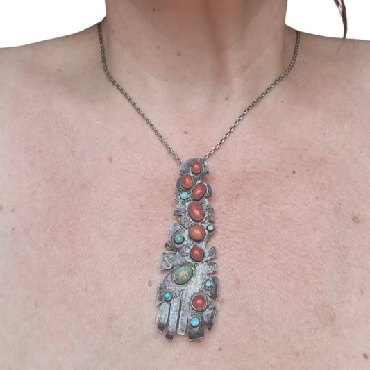 Colgante coral y turquesa en plata con cadena joyería artesanal boho vintage.