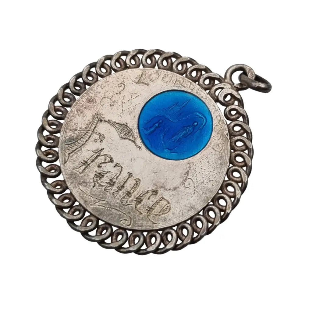 Medalla religiosa de la virgen lourdes francia 1959 en plata y esmalte azul.