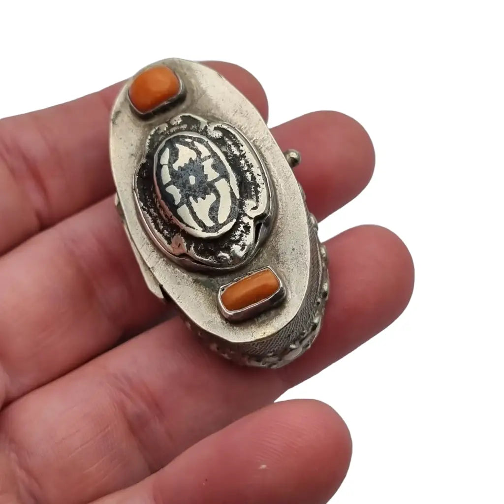 Caja boho étnica de plata 800 con corales y decoración nielada.