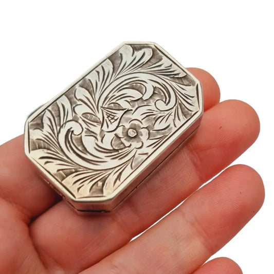 Caja vintage con decoración floral de plata trabajada circa 1960. Regalos.