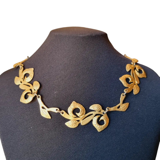 Dolce vista collar dorado hojas vintage joyería brutalista chic francesa.