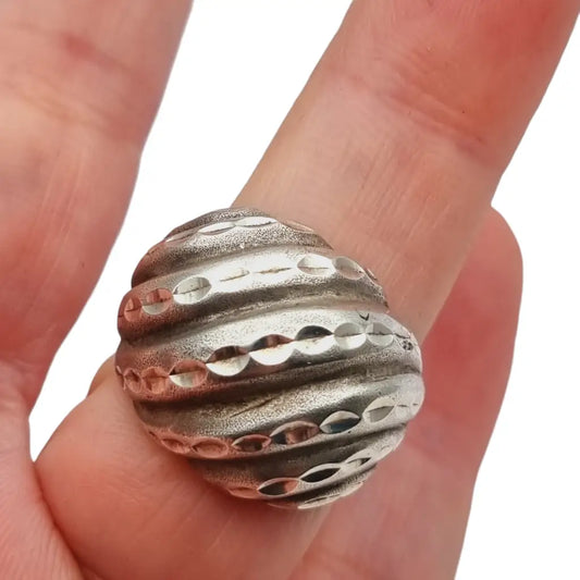 Anillo vintage de plata primera ley acabado texturizado marca sslg.