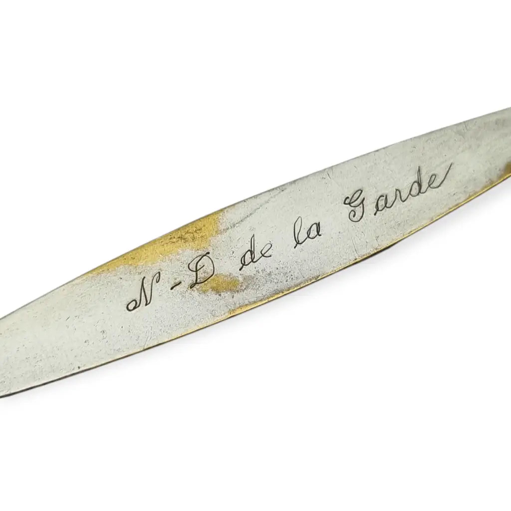 Abrecartas vintage con cigarra en relieve y medalla religiosa de Notre-Dame