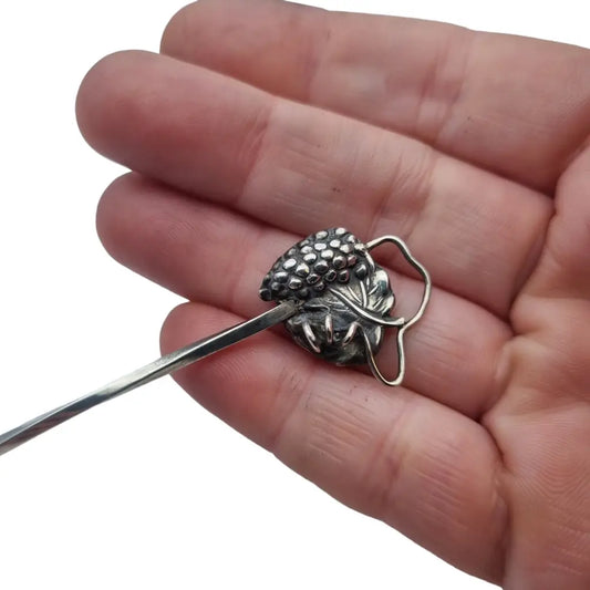 Agitador de cóctel vintage plata ley palillo decorado con uvas.