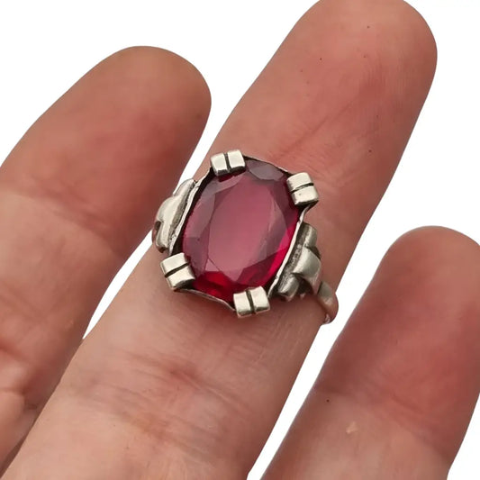 Anillo Art deco antiguo de plata con cristal color rubí para mujer circa 1930.