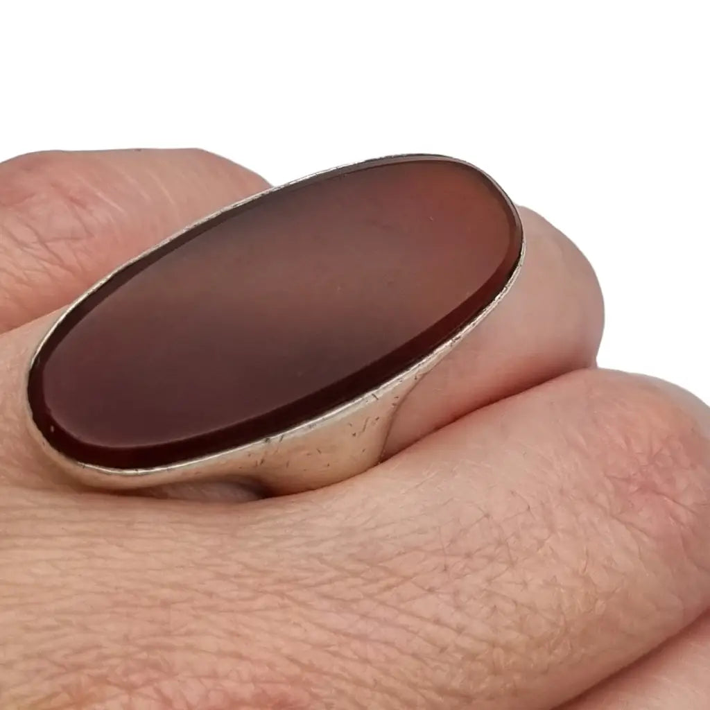 Anillo de plata y cornalina estilo boho lanzadera con piedra grande.