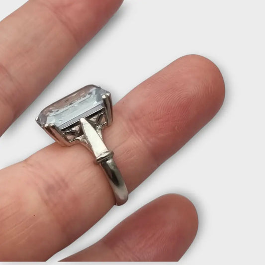 Anillo estilo Art Déco en metal plateado con gran piedra tipo aguamarina