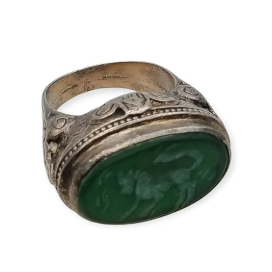 Anillo étnico antiguo en plata con piedra de ágata verde grabada animal
