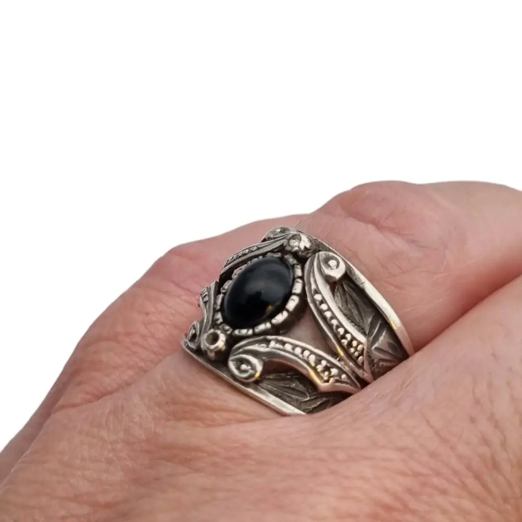 Anillo negro plata de ley estilo victoriano joyería tradicional nostálgica.