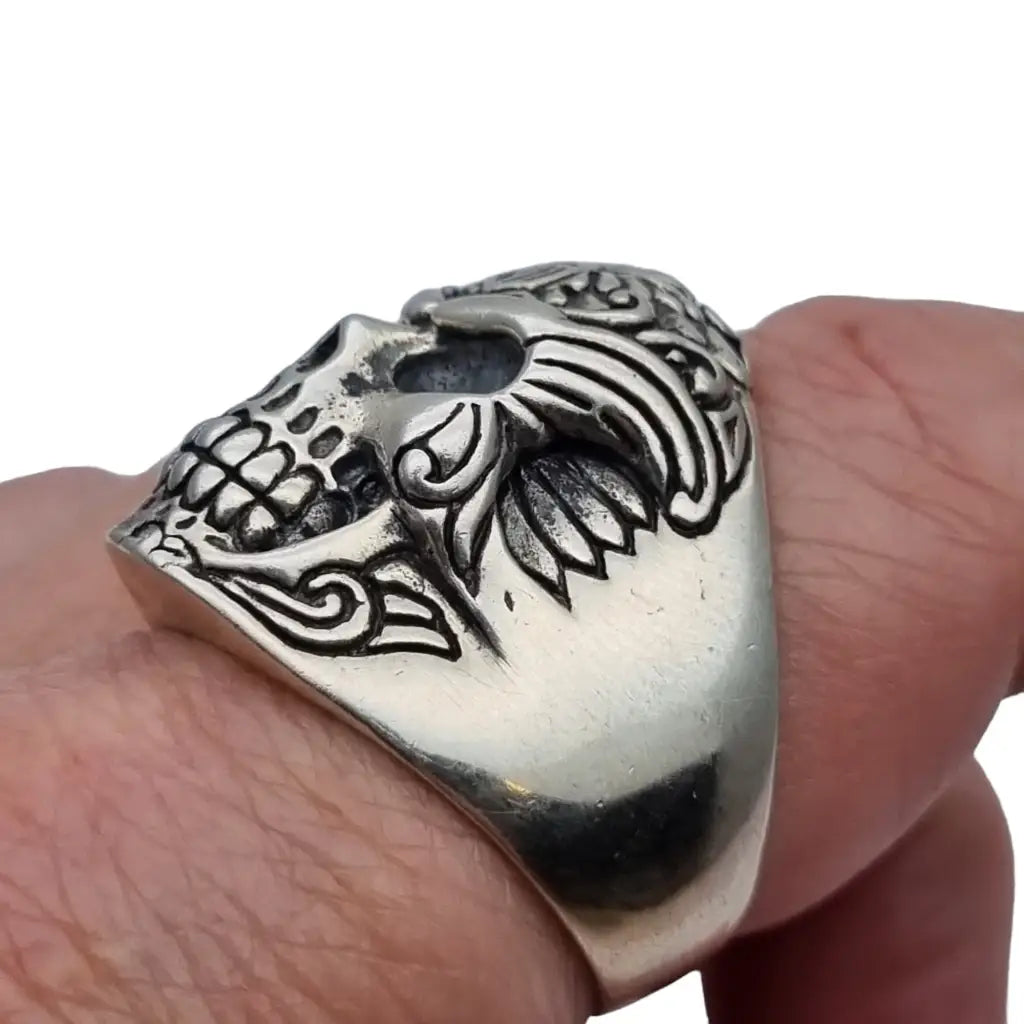 Anillo de plata ley con calavera para hombre escudo medieval.