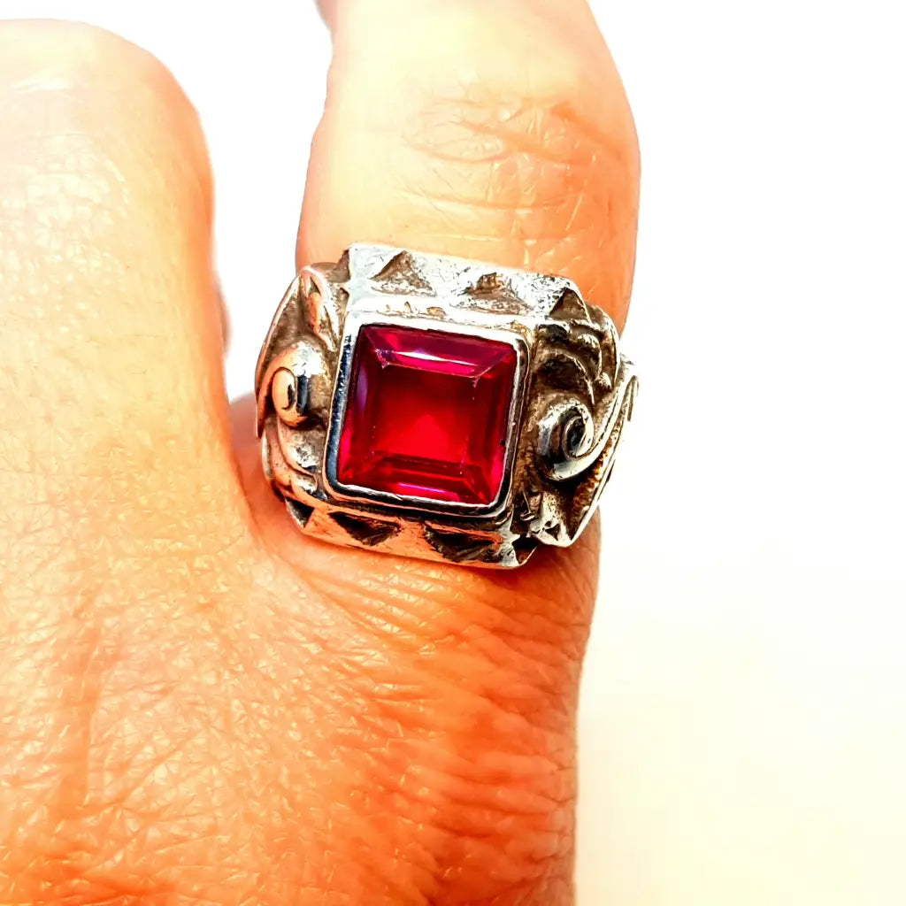 Anillo art déco de plata y símil rubí Circa 1940. Joyas antiguas vintage.