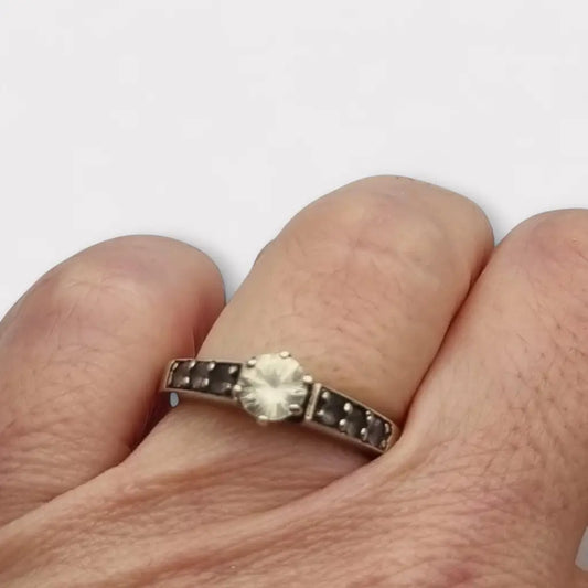 Anillo solitario de plata ley 925 con una piedra central circonita
