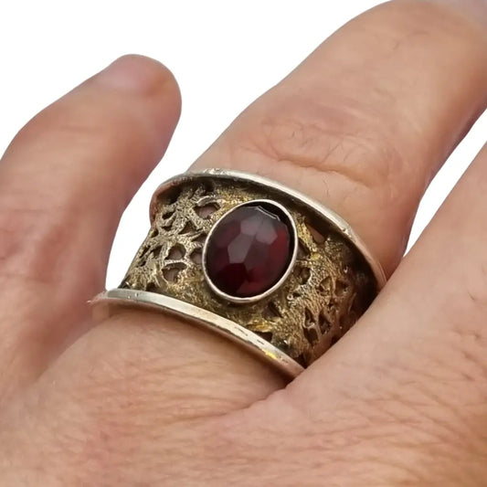 Anillo vintage con un granate de inspiración oriental en plata calada años 80.