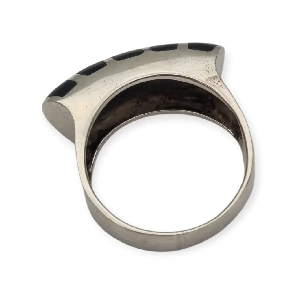 Anillo vintage en plata y ónix negro diseño curvo geométrico estilo