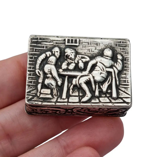 Antigua caja de rapé plata 800 repujada con una escena taberna estilo