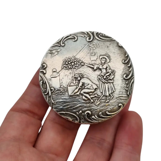 Antigua caja redonda alemana de plata 800 con escena bucólica jardín