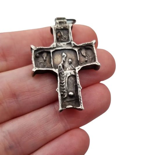Antigua cruz de plata maciza con escenas religiosas en relieve. - LaBizarreSusu