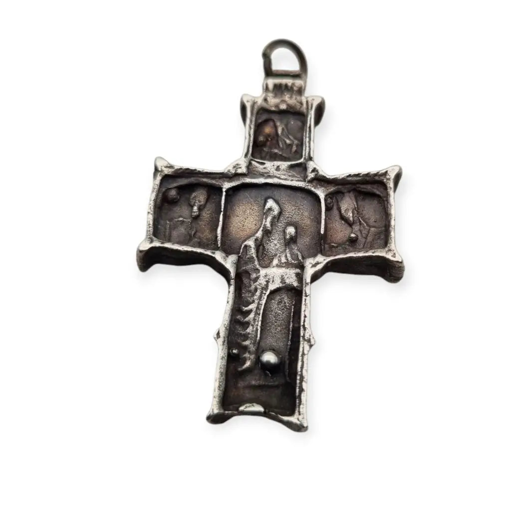 Antigua cruz de plata maciza con escenas religiosas en relieve. - LaBizarreSusu