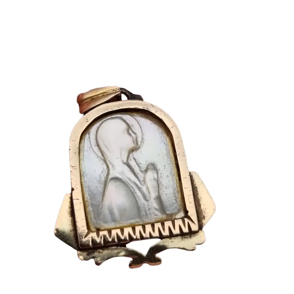 Antigua medalla religiosa art deco. Camafeo de nácar. Medalla plata dorada.