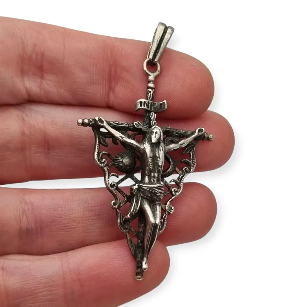 Antiguo colgante crucifijo calado en plata estilo gótico,años 70.