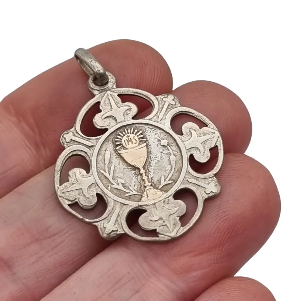 Antiguo colgante religioso en plata y dorado cáliz eucarístico circa 1900.