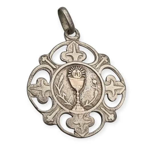 Antiguo colgante religioso en plata y dorado cáliz eucarístico circa 1900.
