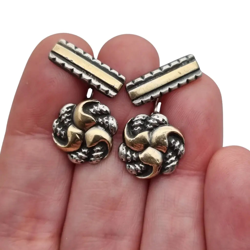 Antiguos gemelos art deco de plata y vistas doradas con diseño trenzado años