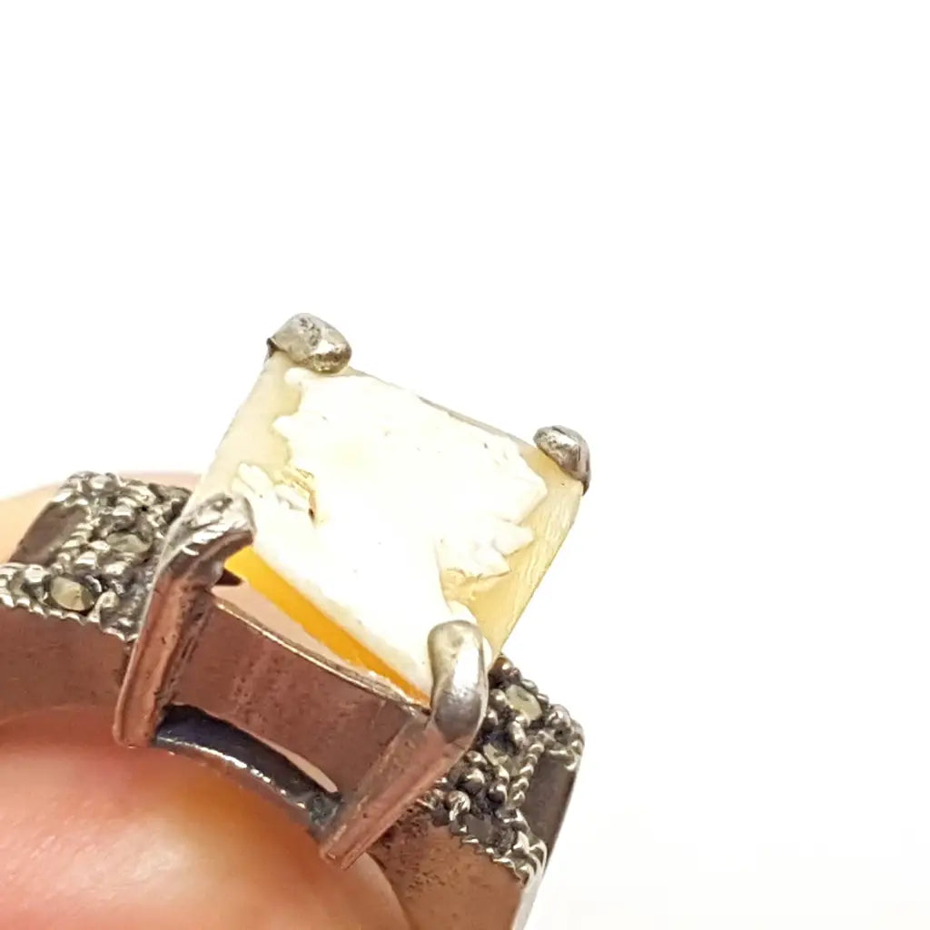 Gran anillo con camafeo de concha tallada cuadrada plata ley.