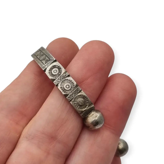 Brazalete africano tuareg vintage en plata grabada Pulsera étnica firmada “V”.