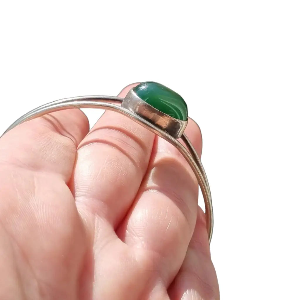 Brazalete de calcedonia pulsera boho plata piedra verde natural.