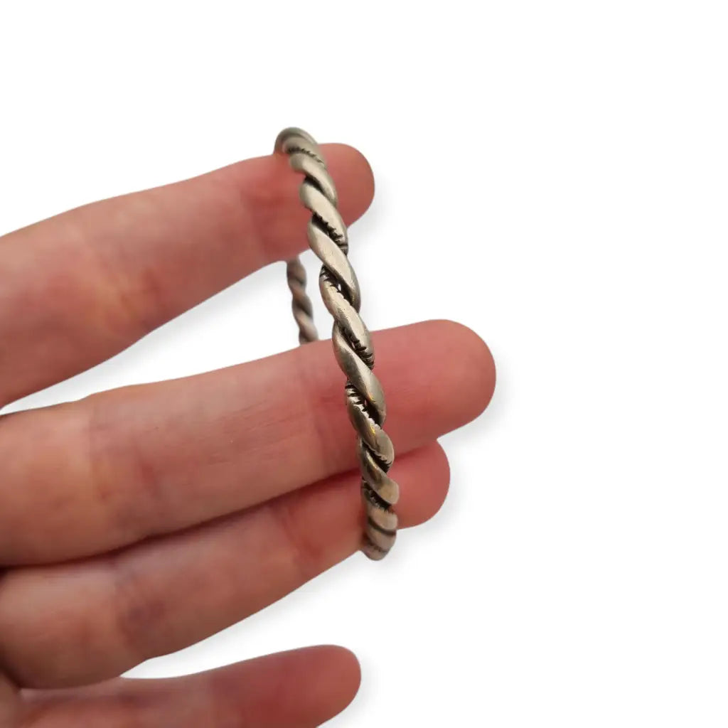 Brazalete étnico boho vintage rígido en plata maciza con diseño trenzado.