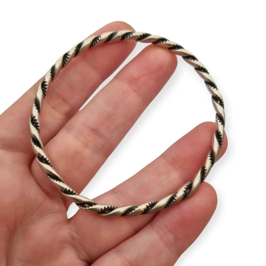 Brazalete étnico boho vintage rígido en plata maciza con diseño trenzado.